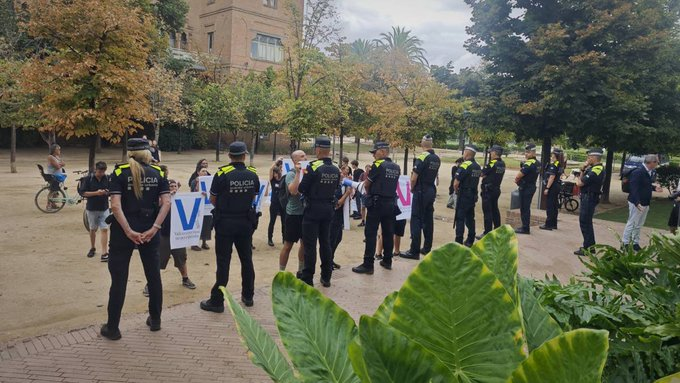 "Una protesta pels desnonaments de Vallcarca força un canvi de lloc de la presentació oficial de la Mercè"
👉 naciodigital.cat/societat/una-p…