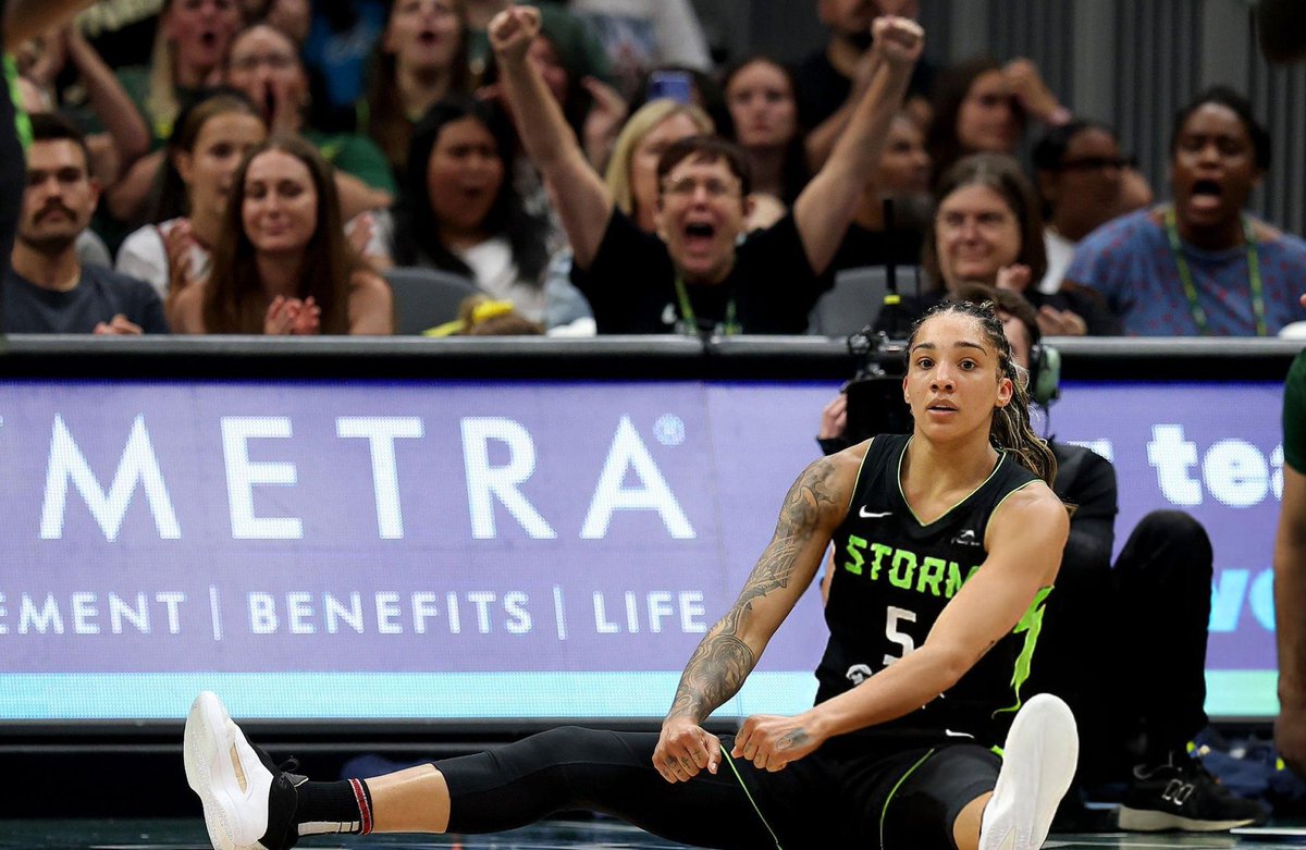 CoachRookie's tweet image. 👊🏻 Gabby Williams x @seattlestorm