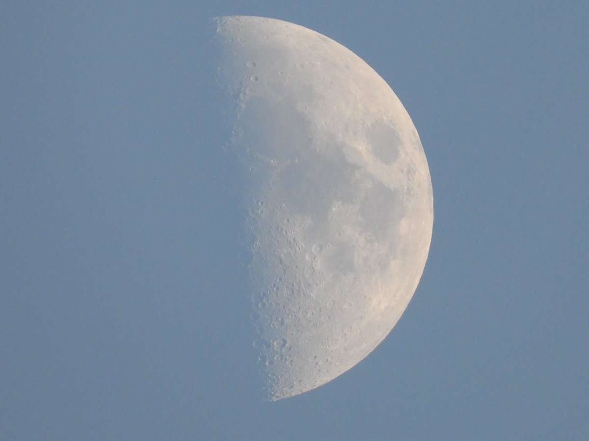 astronomy_dan's tweet photo. Heres another shot of the First Quarter Luna Moon over Wolverhampton West Midlands UK on 02/07/25 in the Late evening in the Constellation Virgo ♍️ ✨️. @MoonHourSocial @ThePhotoHour @StormHour #Firstquartermoon #Luna #Moon #eveningmoon #lateevening https://t.co/P2sKHTXKBC