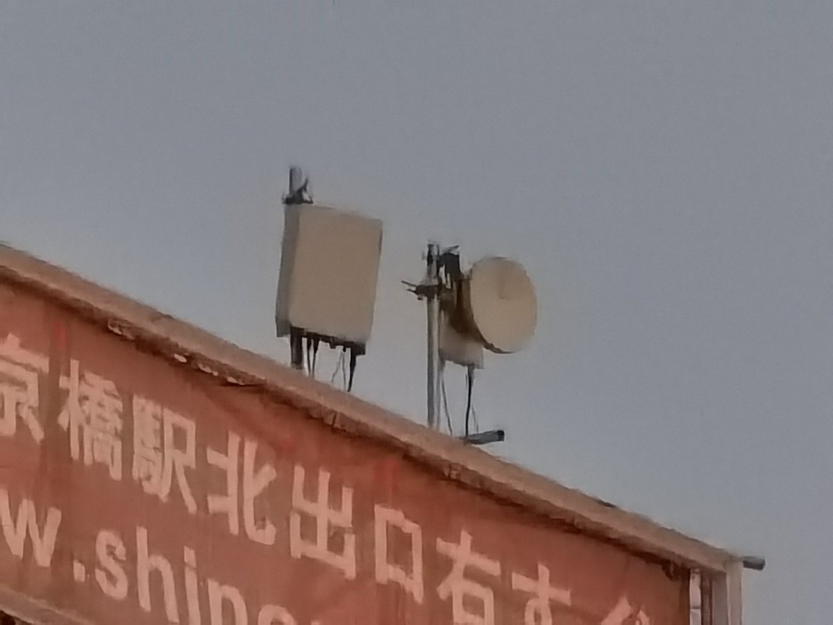 denpa893's tweet image. auが大阪天神祭に5GデュアルバンドMassive-MIMO臨時局を開設したとリリース出したので見てきた
臨時局は2局で既設au基地局に設置されてるタイプと無線エントランスと一緒に設置されてるタイプ
どちらも人の多い場所ちゃんと狙ってた
臨時じゃなくて常設でちゃんと設置してくれたらいいのに