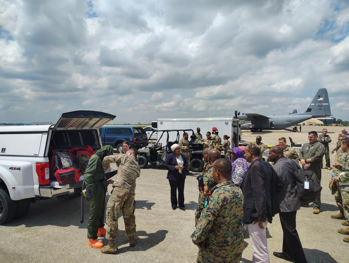 US_Emb_Djibouti's tweet photo. Des dirigeants ont célébré le 10e anniversaire du #StatePartnership par une visite à l’@uofl (Université de Louisville) pour découvrir des programmes mondiaux en cybersécurité. Ils ont ensuite visité la 123e escadre aérienne de la @kentuckyguard pour une démonstration CERFP sur les matières dangereuses, reflétant l’engagement de Djibouti en matière de préparation aux catastrophes.
#Partenariat #Cybersécurité #GardeNationale