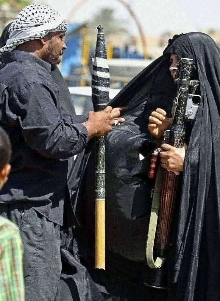 منقول بتصرف 

هذه العباية الغاثة الامريكي
عباية الي تشد حزام لابنها واخوها و زوجها 
هذه العباية التي تغث لان توصل السلاح للمقاوم 
من كان زوج صاحبة العباية الثانية الي وجهها صاير شوارع من عمليات النفخ والتفخ والبوتكس يوصل اخبار المقاومين من جيش الامام الى البريطانيين ....
فرق كبير