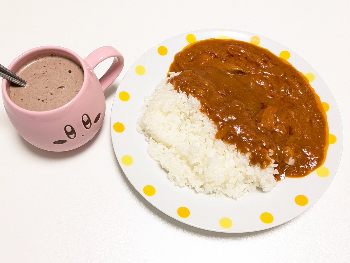 va_ttc's tweet image. 食べた！
結構酸味が強いカレーで、夏って感じの味で良かった！
辛さは正直中辛って程じゃなくて、個人的には物足りなさを感じたかな…
思ったより具沢山でルーの量も結構多いから、満足感はある！
ごちそうさま！