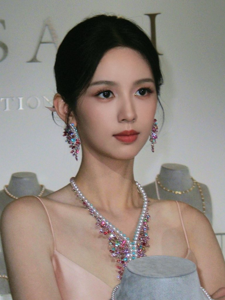 A beauty

#ZhouYe’s team releases photoshoot outtakes from today’s Tasaki event (2)