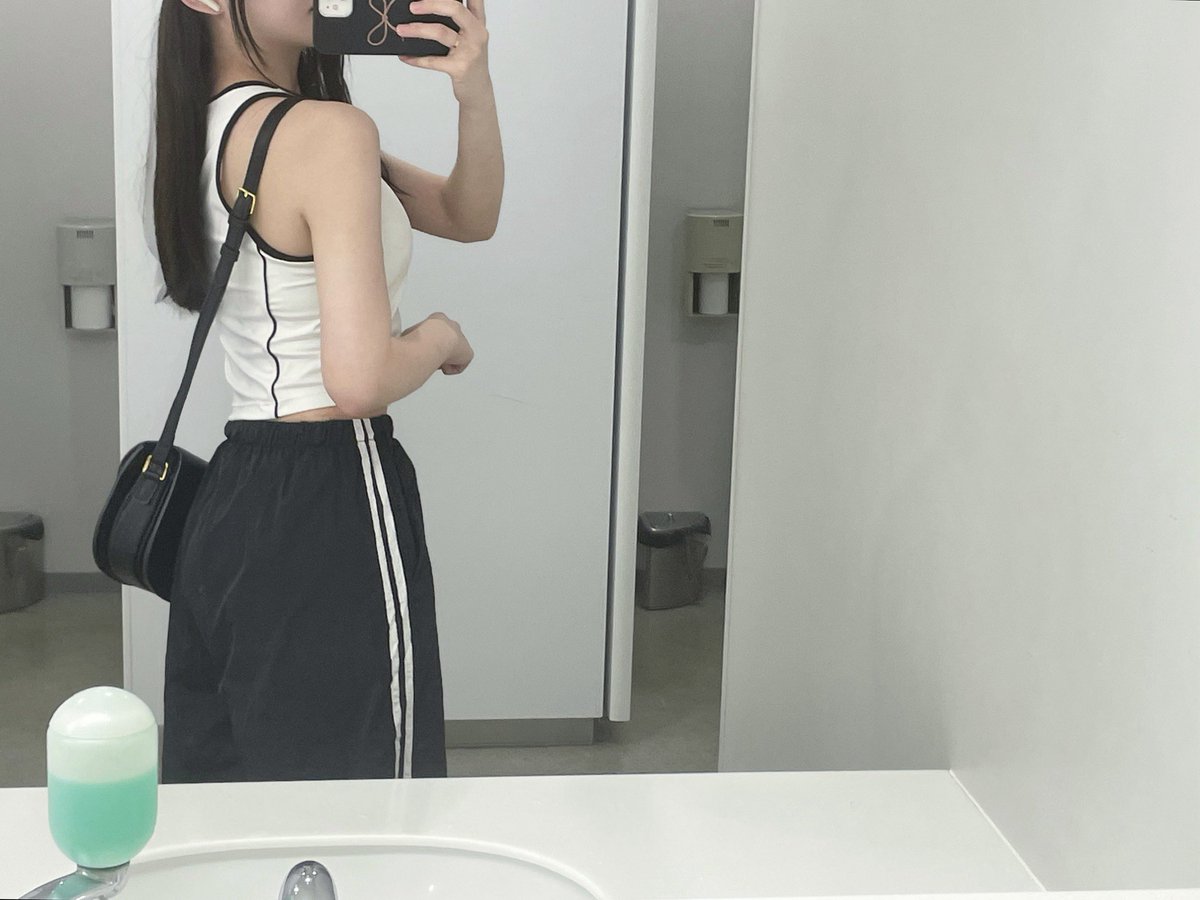 omoochichi's tweet image. ディライトで二の腕脂肪吸引, 腹部脂肪吸引, 脂肪豊胸してから2ヶ月経過した!!どんどん細くなってて嬉しい✨✨1ヶ月に比べてお腹の拘縮も少なくなってきたし二の腕は日常生活なんの支障もなく送れてます💭