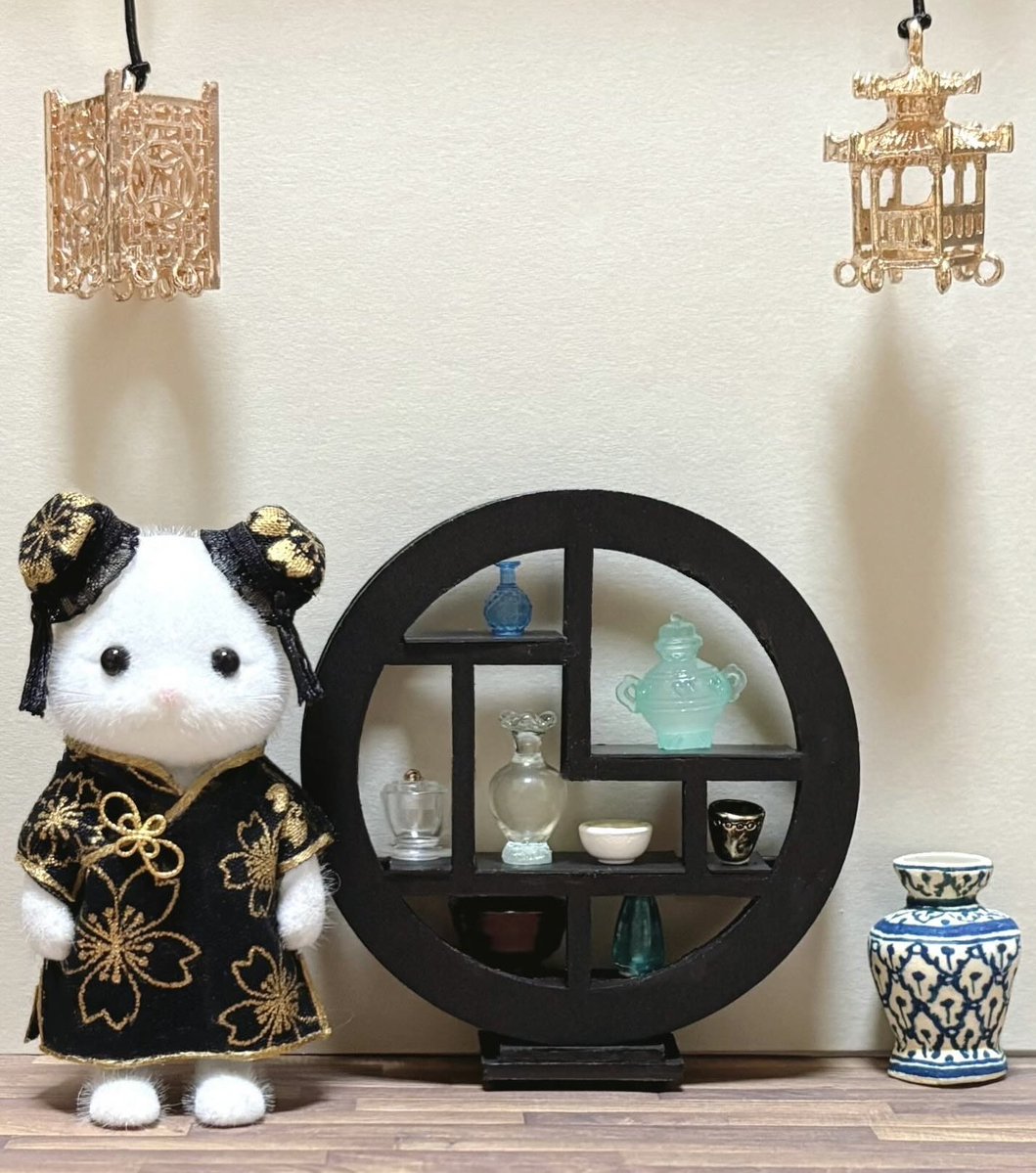 lunapoyon's tweet image. セリアのドールハウスの丸窓を使って、中国茶器棚を作ってみました✨
木製なので、意外と切れました😅
#シルバニア工作 #セリア
