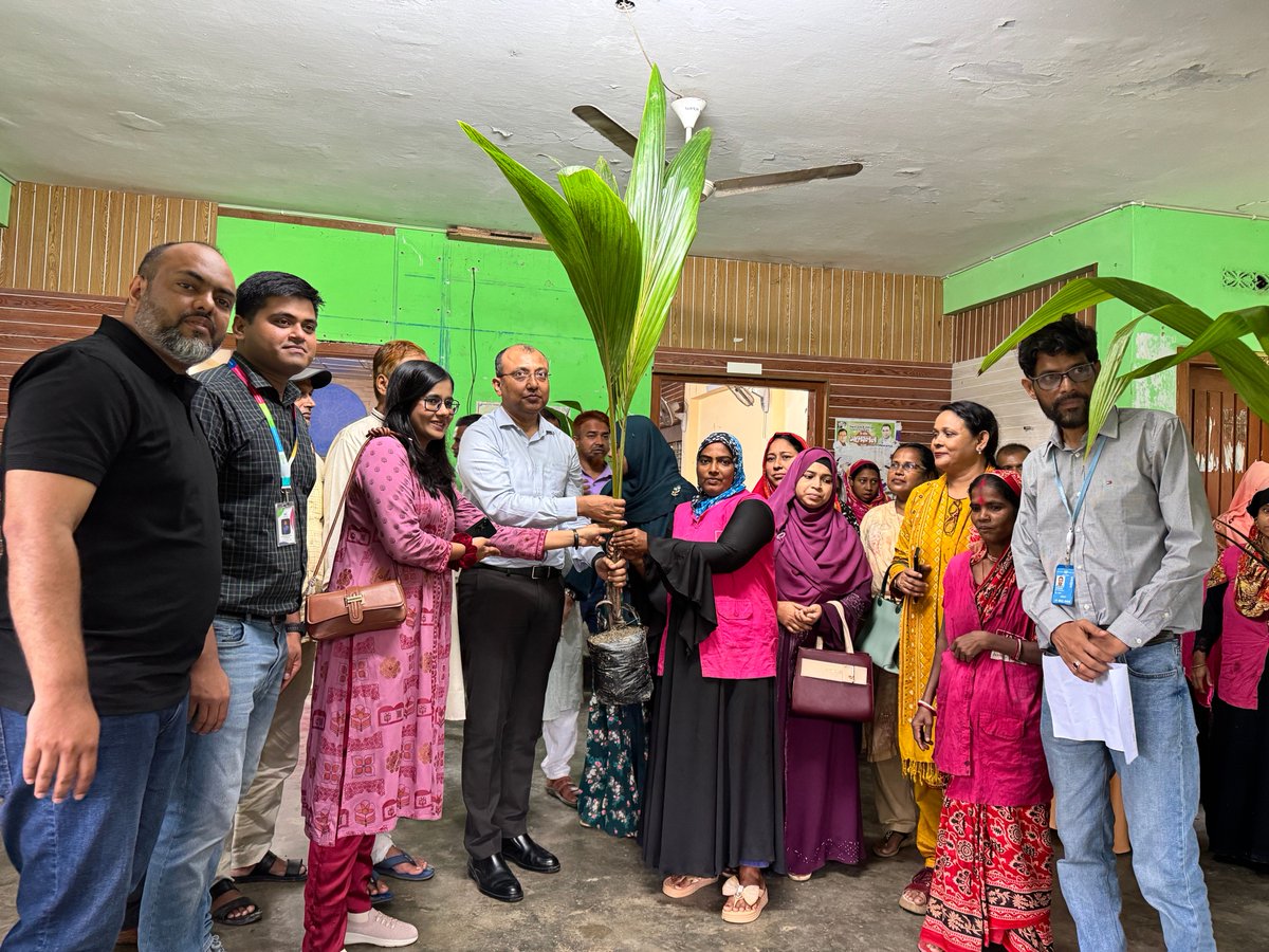 UNDP_BD's tweet image. Recently, @Marico_News MD Sumitava Basu visited our #SWAPNO project in Pirojpur, engaging with inspiring women entrepreneurs & launching a coconut tree plantation🌴
With @SwedeninBD 🇸🇪 , Marico & the 🇧🇩Govt, we’re building greener, resilient communities. About SWAPNO:…