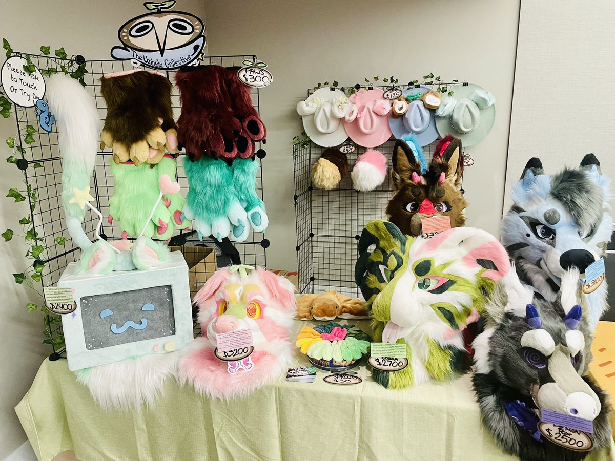 TheUnholyColle1's tweet image. My table is all set up and ready for this weekend of Aurawra! Hope to see you all soon, feel free to stop by and say hi or have a chat!
There are lots of goodies waiting for you :3
#furry #fursuit #fursuitmaker