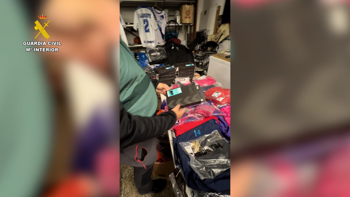 AlexArbelo's tweet image. Dos detenidos y un investigado por la sustracción de más de 3.000 prendas deportivas oficiales del @CDTOficial 

Se han podido recuperar 120.000€ gracias a la investigación. Se desconoce la cantidad total que ha sido defraudada