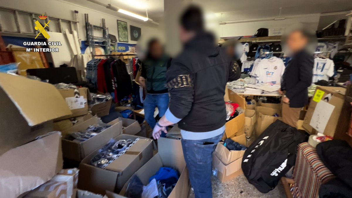 AlexArbelo's tweet image. Dos detenidos y un investigado por la sustracción de más de 3.000 prendas deportivas oficiales del @CDTOficial 

Se han podido recuperar 120.000€ gracias a la investigación. Se desconoce la cantidad total que ha sido defraudada