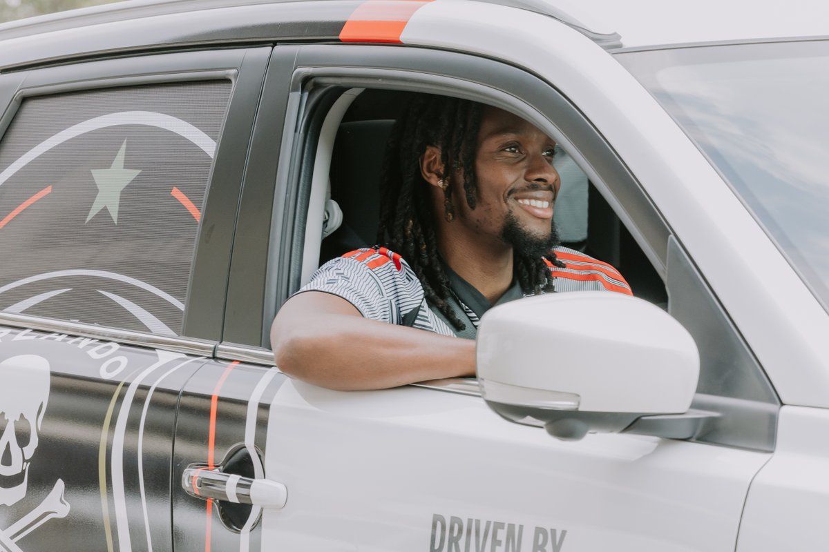 Suzuki_ZA's tweet image. Esgodini to the streets of South Africa, we move together. Suzuki stands with the players who rise, grind, and conquer.
This is for the fans, the family, the flag - EzikaMagebhula, driving greatness on and off the pitch. #SuzukiSA #SUZUKIxOP #OnceAlways