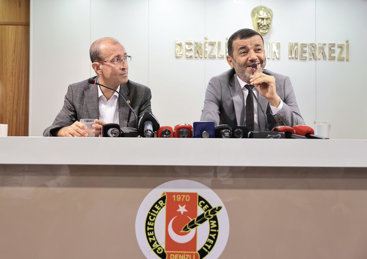 24 Temmuz Gazeteciler ve Basın Bayramı vesilesiyle, bugün Denizli Gazeteciler Cemiyeti’nde değerli basın mensuplarımızla bir araya geldik.  

Basın çalışanlarının özgür ve tarafsız habercilik anlayışıyla yürüttükleri görevlerin, demokrasimizin güçlenmesindeki önemini bir kez daha