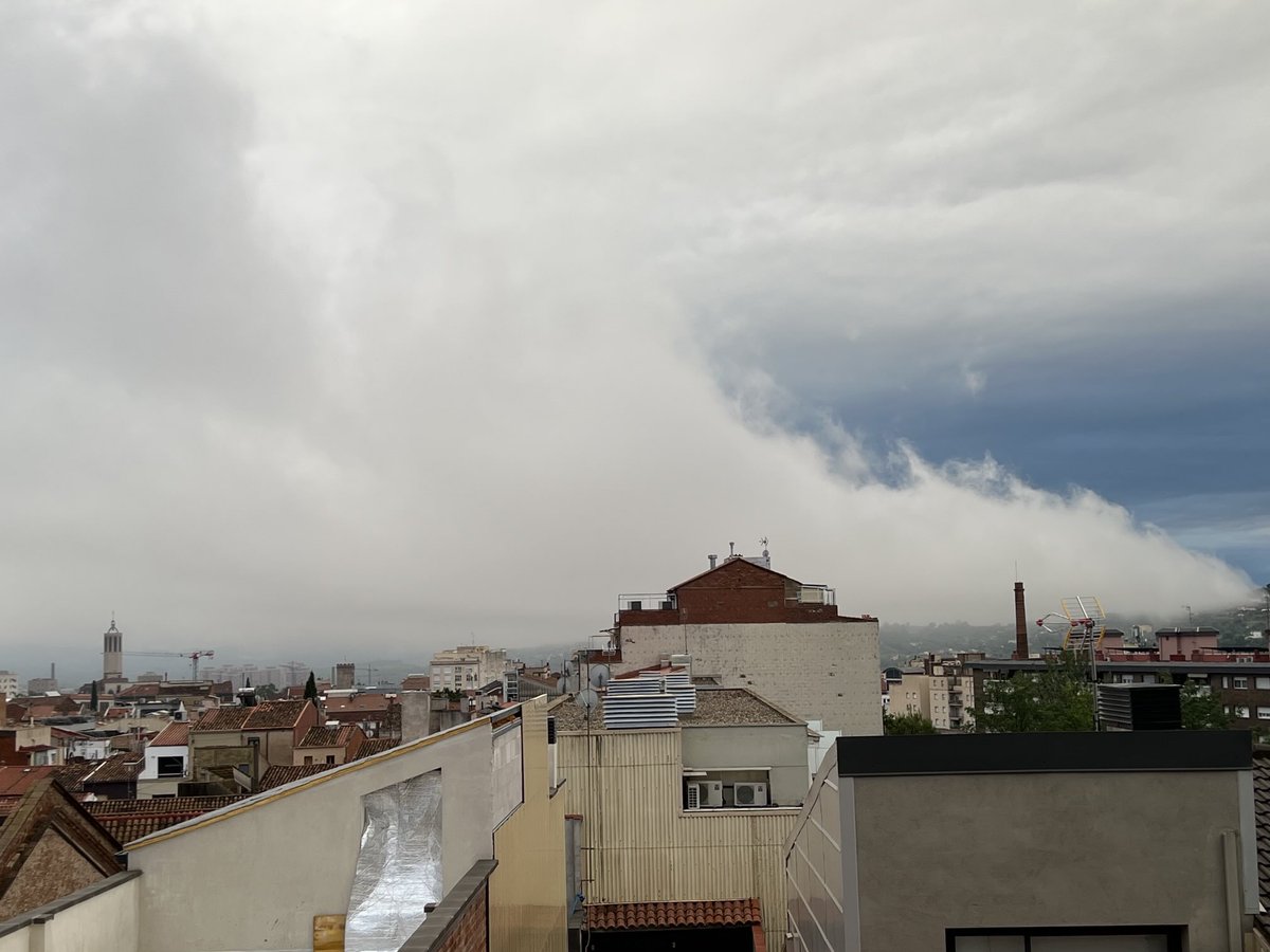 A Terrassa aquest matí el cel feia basarda , com en altres pobles i ciutats de Catalunya. ⁦<a href="/meteocat/">Meteocat</a>⁩ ⁦<a href="/meteosona/">meteosona</a>⁩