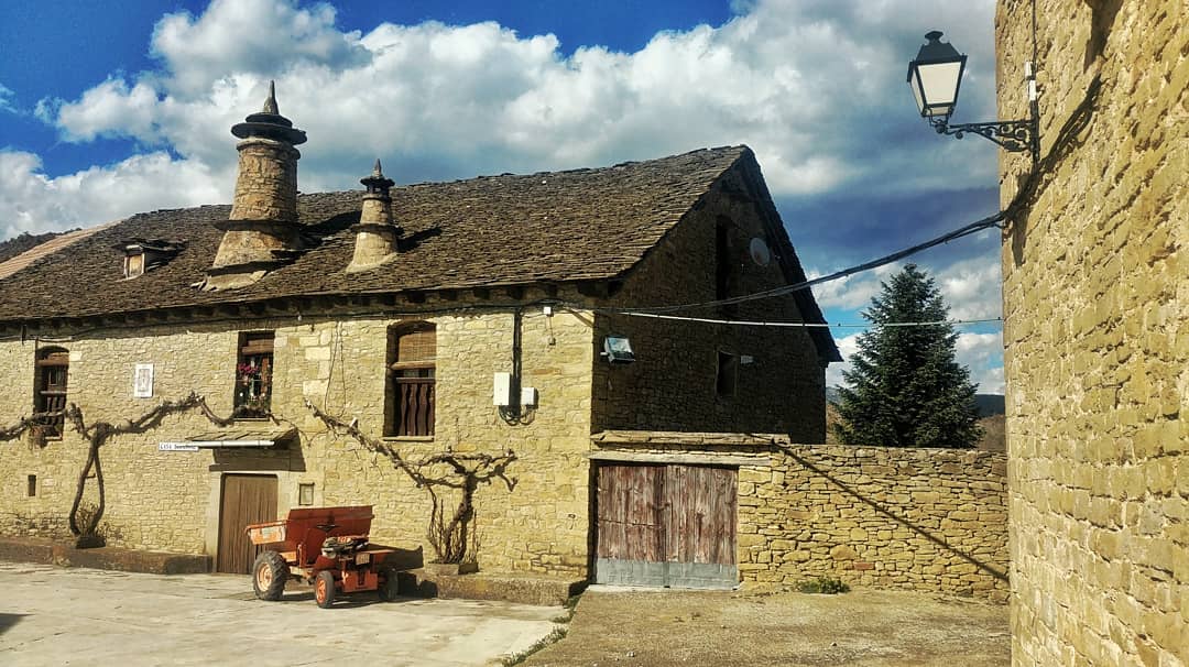 CSantiagoAragon's tweet image. Llegar a #Ena siempre es un premio. Peregrinos del Camino del Reino de Aragón o de Montserrat, la belleza de este tramo merece su esfuerzo, es uno de los rincones más singulares de Huesca.
Fotos de @pdepere
#caminodesantiago #aragón