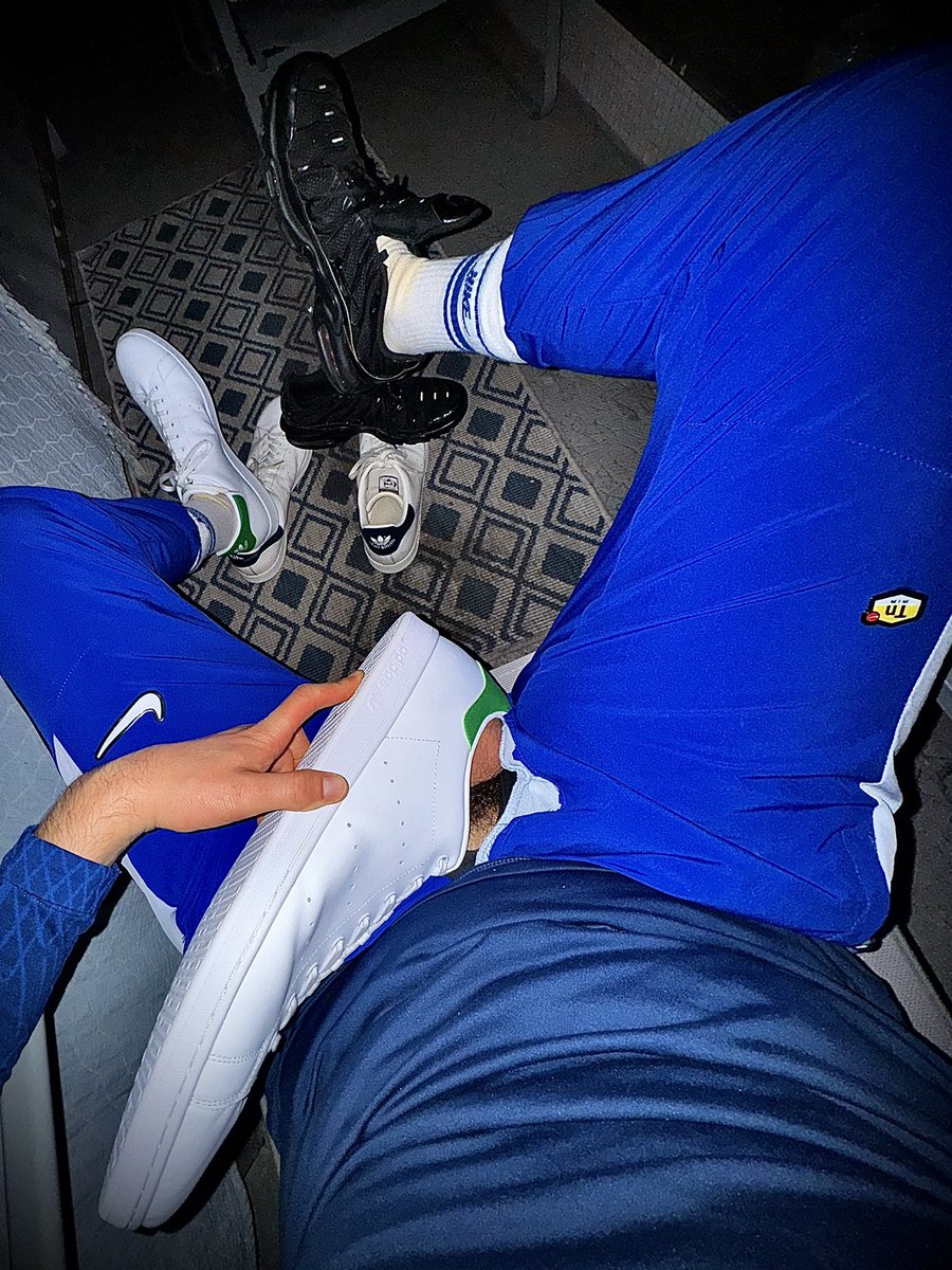 J’ai ENFIN mis des lacets correctement sur mes TN. On est dak mes reufs c’est comme ça la languette bien dans l’air wesh 👃🏻👟🧦👃🏻👟🧦👃🏻👟🧦  vas-y venez sentir l’odeur du Boss