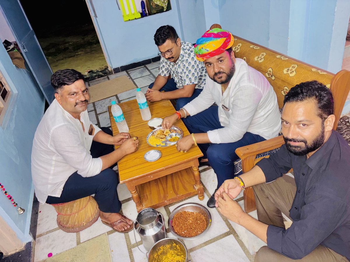 GurjarBhojraj07's tweet image. 📍किशनगढ़

आज प्रिय भाई नन्दाराम जी चौधरी (राजस्थान पुलिस) के निवास स्थल गांव गहलोता के पारिवारिक कार्यक्रम में पहुंचकर शुभकामनाएं प्रेषित की !

#आपका_अपना_भोजराज_गुर्जर 

#भोजराज_गुर्जर_किशनगढ़