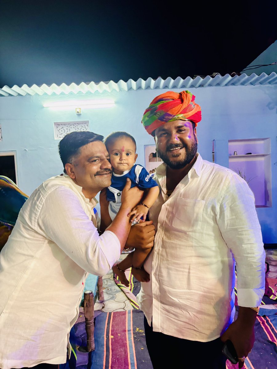 GurjarBhojraj07's tweet image. 📍किशनगढ़

आज प्रिय भाई नन्दाराम जी चौधरी (राजस्थान पुलिस) के निवास स्थल गांव गहलोता के पारिवारिक कार्यक्रम में पहुंचकर शुभकामनाएं प्रेषित की !

#आपका_अपना_भोजराज_गुर्जर 

#भोजराज_गुर्जर_किशनगढ़