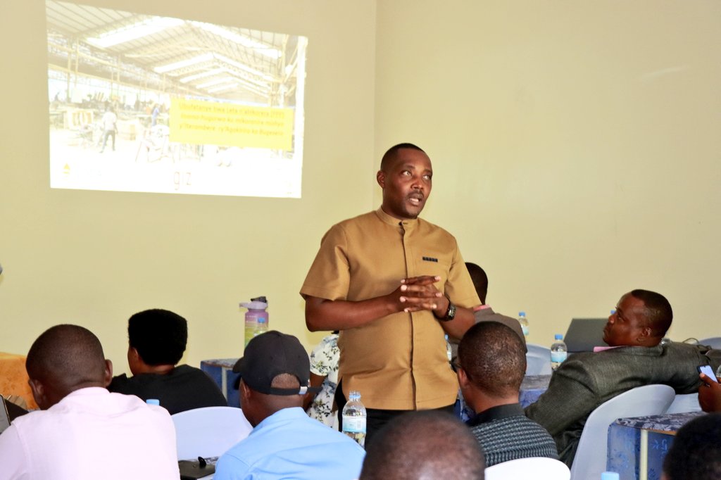 BugeseraDistr's tweet image. Kuri uyu wa Kane, ku bufatanye na @LODARwanda ,@giz_rwanda n'Akarere,abakorera mu gakiriro ka Bugesera bahuriye mu nama nyunguranabitekerezo ku micungire mishya n'ishoramari Leta ifatanyije n'abikorera mu kongera ishoramari mu dukiriro,intambwe n'ubufasha bikenewe mu kuryongera.