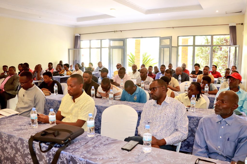 BugeseraDistr's tweet image. Kuri uyu wa Kane, ku bufatanye na @LODARwanda ,@giz_rwanda n'Akarere,abakorera mu gakiriro ka Bugesera bahuriye mu nama nyunguranabitekerezo ku micungire mishya n'ishoramari Leta ifatanyije n'abikorera mu kongera ishoramari mu dukiriro,intambwe n'ubufasha bikenewe mu kuryongera.