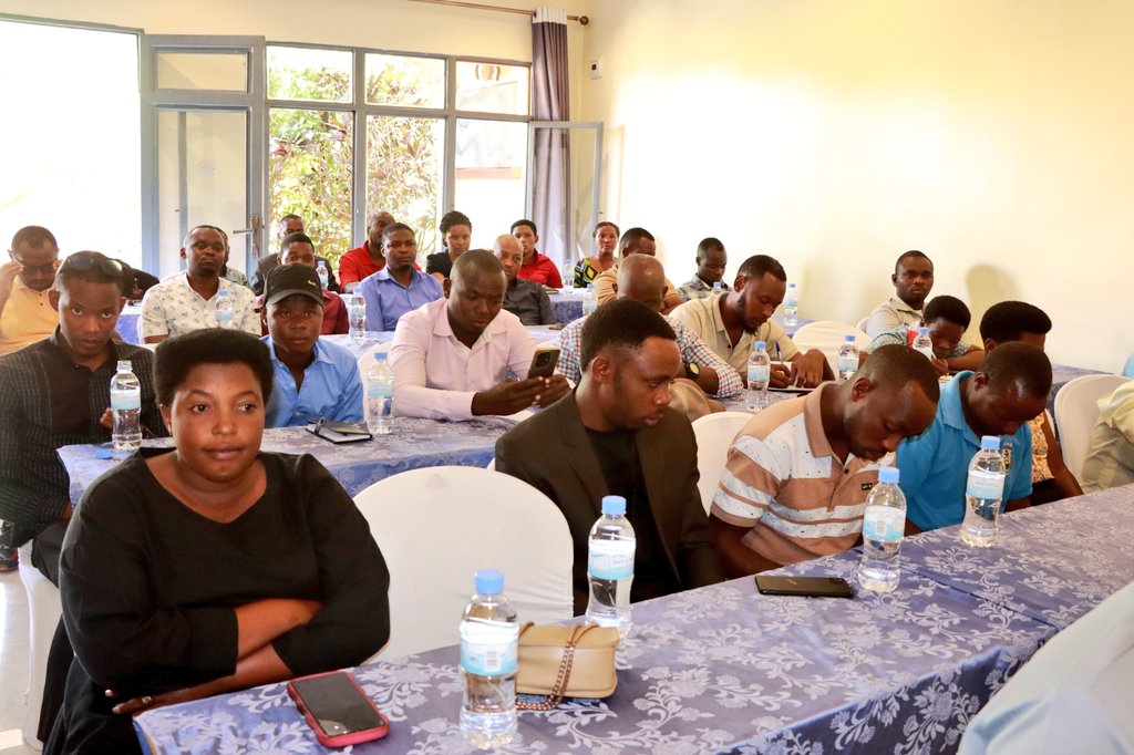 BugeseraDistr's tweet image. Kuri uyu wa Kane, ku bufatanye na @LODARwanda ,@giz_rwanda n'Akarere,abakorera mu gakiriro ka Bugesera bahuriye mu nama nyunguranabitekerezo ku micungire mishya n'ishoramari Leta ifatanyije n'abikorera mu kongera ishoramari mu dukiriro,intambwe n'ubufasha bikenewe mu kuryongera.