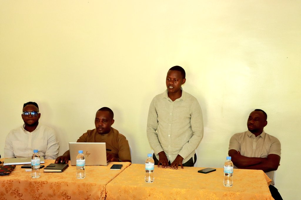 BugeseraDistr's tweet image. Kuri uyu wa Kane, ku bufatanye na @LODARwanda ,@giz_rwanda n'Akarere,abakorera mu gakiriro ka Bugesera bahuriye mu nama nyunguranabitekerezo ku micungire mishya n'ishoramari Leta ifatanyije n'abikorera mu kongera ishoramari mu dukiriro,intambwe n'ubufasha bikenewe mu kuryongera.
