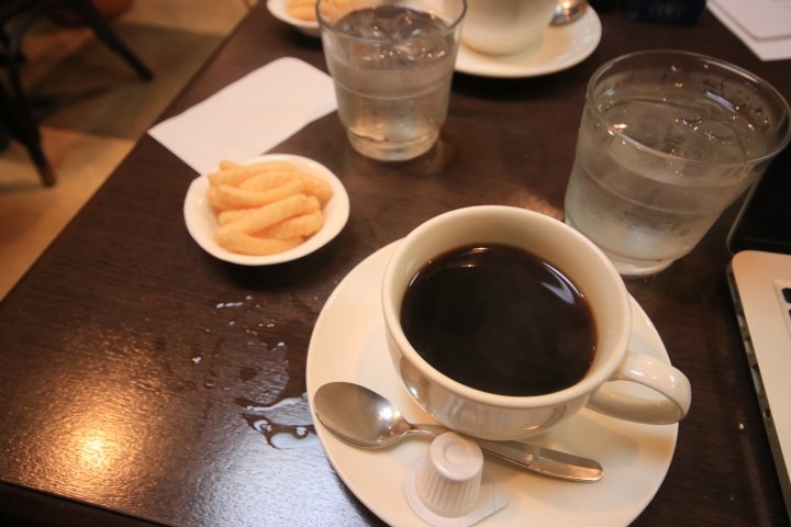 ArturGalata's tweet image. 万博で働く外国人スタッフが『日本ってすごいよな。コーヒー頼んだだけで、水もタダでくれるし、手を拭くタオルもくれる』と言ってたので『名古屋に行け。コーヒー頼むとゆで卵、サラダ、トースト、お菓子を無料でくれる』と教えたら『そんなアホな』と信じてくれなかった。うん、私も夢と思ってる。