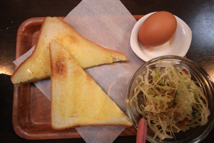 ArturGalata's tweet image. 万博で働く外国人スタッフが『日本ってすごいよな。コーヒー頼んだだけで、水もタダでくれるし、手を拭くタオルもくれる』と言ってたので『名古屋に行け。コーヒー頼むとゆで卵、サラダ、トースト、お菓子を無料でくれる』と教えたら『そんなアホな』と信じてくれなかった。うん、私も夢と思ってる。