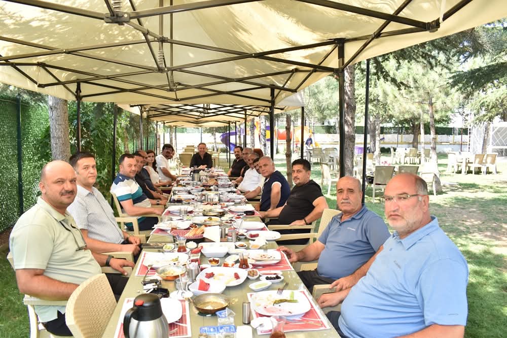 24 Temmuz Gazeteciler ve Basın Bayramı münasebeti ile İlçemizde faaliyet gösteren yerel basın mensupları ile
Akşehir Ticaret ve Sanayi Odası ' nın düzenlediği programa Borsamız Yönetim Kurulu Başkan Yardımcısı Halis BAL,Sefer UYKUN ile Meclis Başkanı Rafet Akçetin katılım sağladı