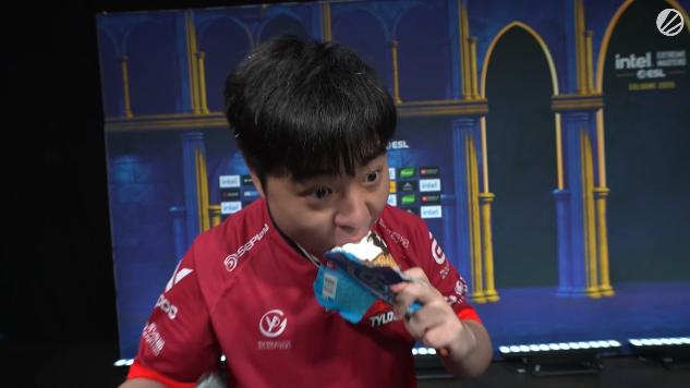 ComplexityCS's tweet image. smh they just buffed tf outta him
