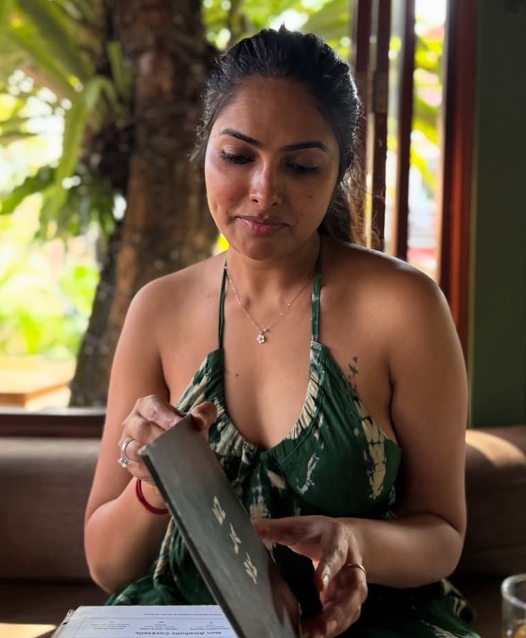 Divi Vadthya hot photos,” “Divi Vadthya no bra look,” and “Divi Vadthya bold style