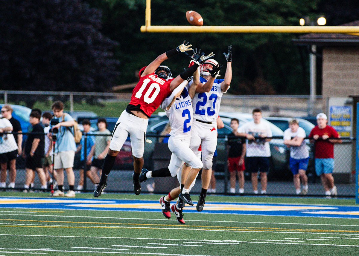 DREAM GAME: County dominates City
Chase Taddonio found Shane Brower for touchdown passes early &amp; late in a game that featured J.J. Rogers and Nick Kucharski leading the County secondary to five interceptions in a 41-17 victory over the City at Valley View
nepafootball.com/county-dominat…