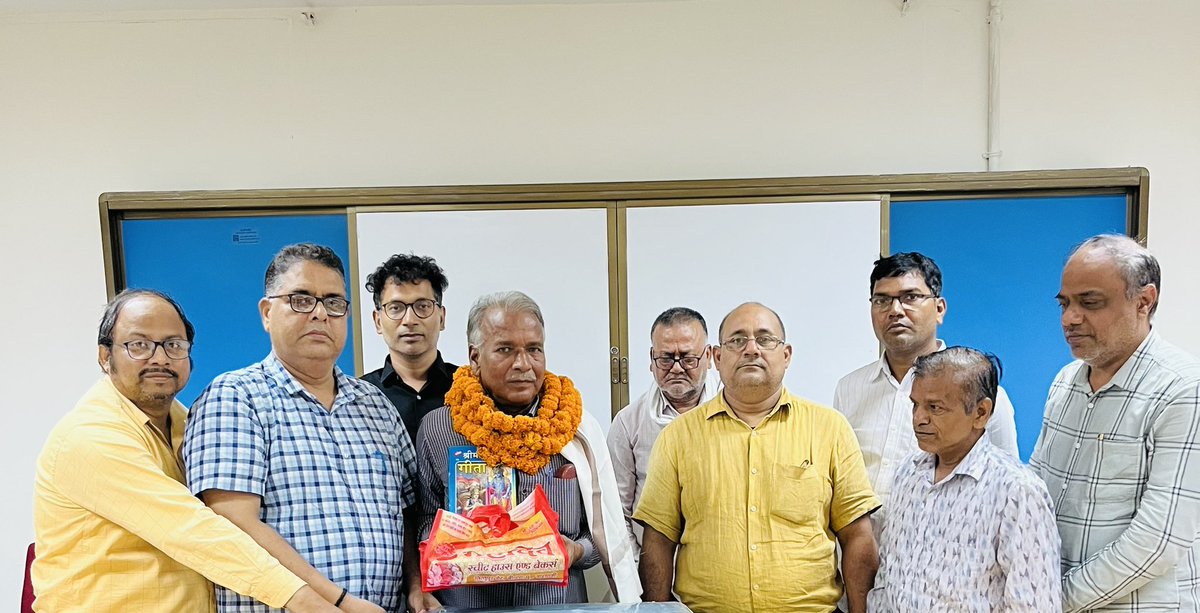 Sh. Srikant Prasad Gour worked with #BanarasHinduUniversity for over 40 years, including nearly 25 years in the PRO office. He superannuated in June this year. We bid him farewell for his outstanding contributions and remarkable journey, and wished him a good life ahead. #BHU
