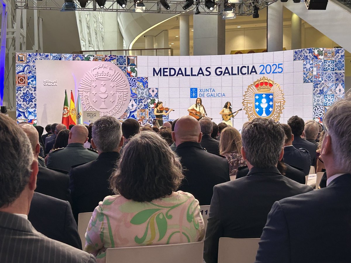 Empezamos ben, un rapaz que non coñezo cantando en castelán algo sobre paxaros