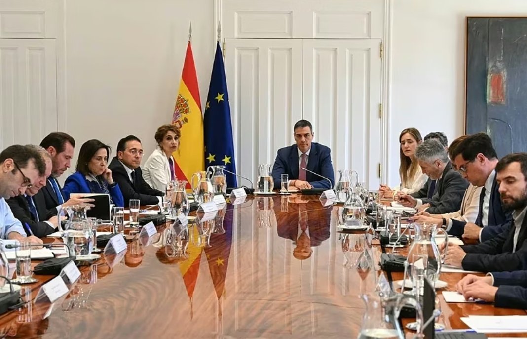 AntnMartnLpez1's tweet image. El ODIO que @PODEMOS tiene al @PSOE y @sumar ha perjudicado a los Españoles que tendremos que pagar de un 2% a un 13% la electricidad ese sentimiento les inhabilita para estar en cualquier gobierno el ODIO solo trae cosas malas
