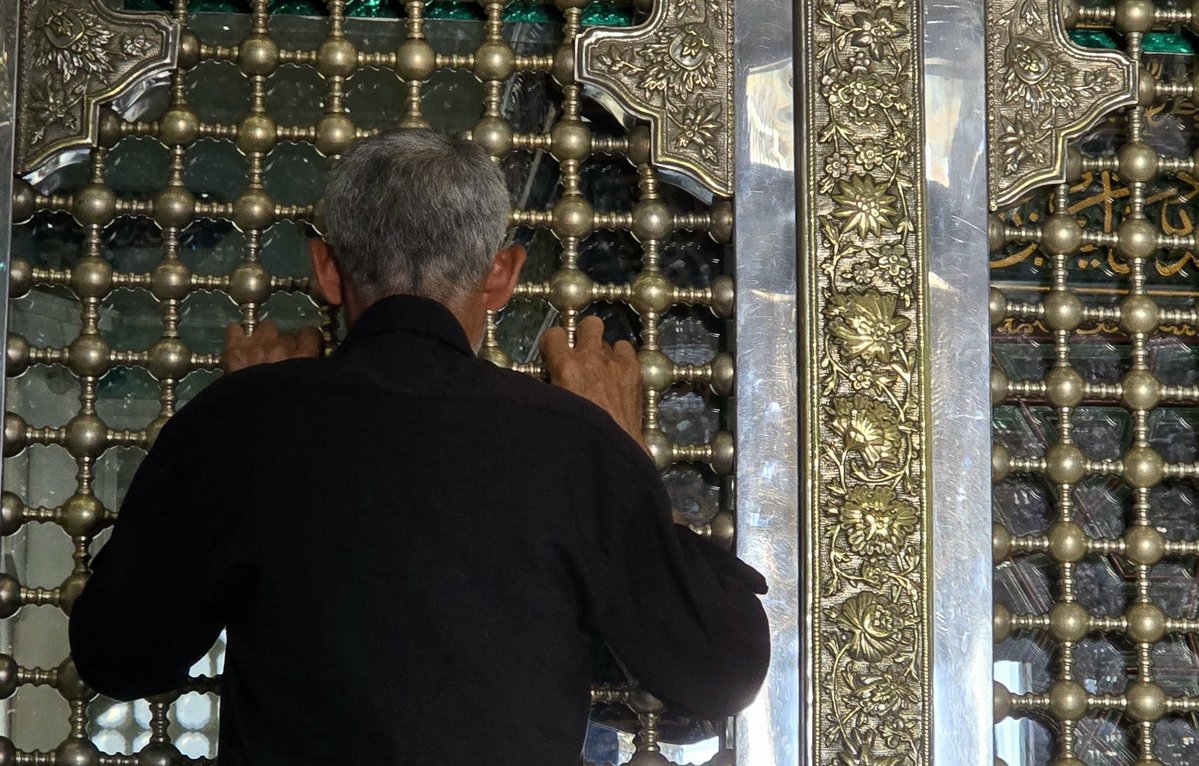 Maahed_xac's tweet image. پیرمرد با لهجهٔ شیرین قزوینی گفت:
"اگر کاری از دستت برمیاد انجام بده برام.
الان دیگه وقتشه!"🫠
#شاهزاده_حسین
فرزند دوسالهٔ امام رضا علیه السلام