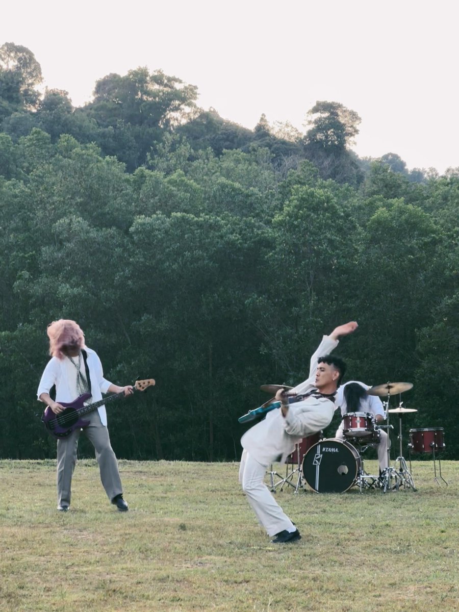 Malam ni <a href="/weareSOG/">Sekumpulan Orang Gila</a> nak rilis MV baru. Lesgo Malaysuiiiiiiiii!!! 

#Memories