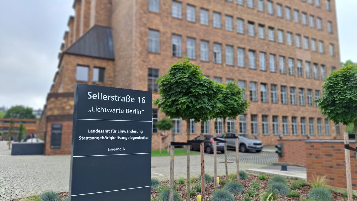 Senatsverwaltung für Inneres und Sport (@innensenatorin) on Twitter photo Zu Besuch im Standort Sellerstraße des Landesamts für Einwanderung (LEA): Innensenatorin Iris Spranger und der Regierende Bürgermeister <a href="/kaiwegner/">Kai Wegner</a> informierten sich im Gespräch mit LEA-Direktor Engelhard Mazanke über das Prozedere der Einbürgerung und die Vorteile des Zu Besuch im Standort Sellerstraße des Landesamts für Einwanderung (LEA): Innensenatorin Iris Spranger und der Regierende Bürgermeister <a href="/kaiwegner/">Kai Wegner</a> informierten sich im Gespräch mit LEA-Direktor Engelhard Mazanke über das Prozedere der Einbürgerung und die Vorteile des