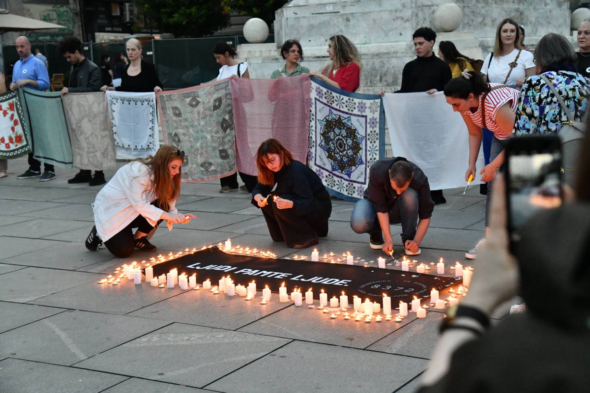 PCRCBiH's tweet image. Povodom obilježavanja 30. godišnjice genocida u Srebrenici, marame su podignute u Sarajevu i New York-u, a artivističkoj instalaciji su se pridružili branitelji ljudskih prava iz Kambodže, Jordana, Ukrajine, Libana, Palestine, Njemačke, Kosova, Srbije, Sjeverne Makedonije i…