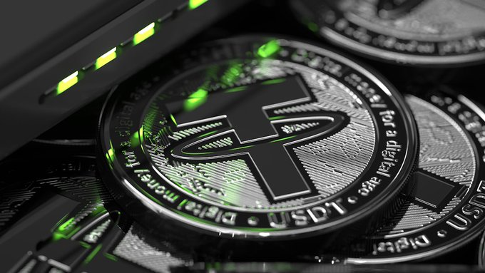 暗背景下带绿色高光的泰达币USDT硬币