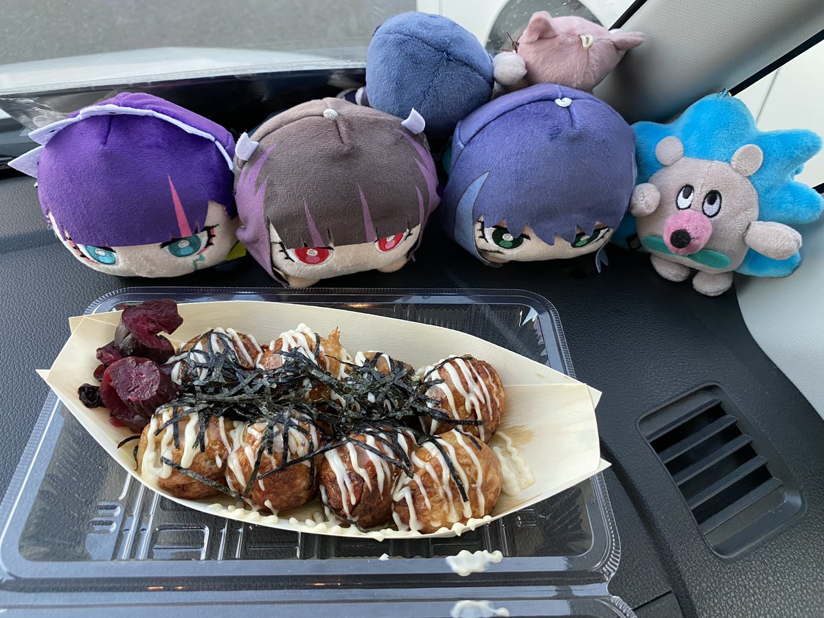 moriya0108's tweet image. 362撮り終えて「あれ?蛸神さん川内におるって…!!」となりダッシュで移動。
ラス3だったので3人で一パックずつ。
安定のガリバタ醤油で🙂