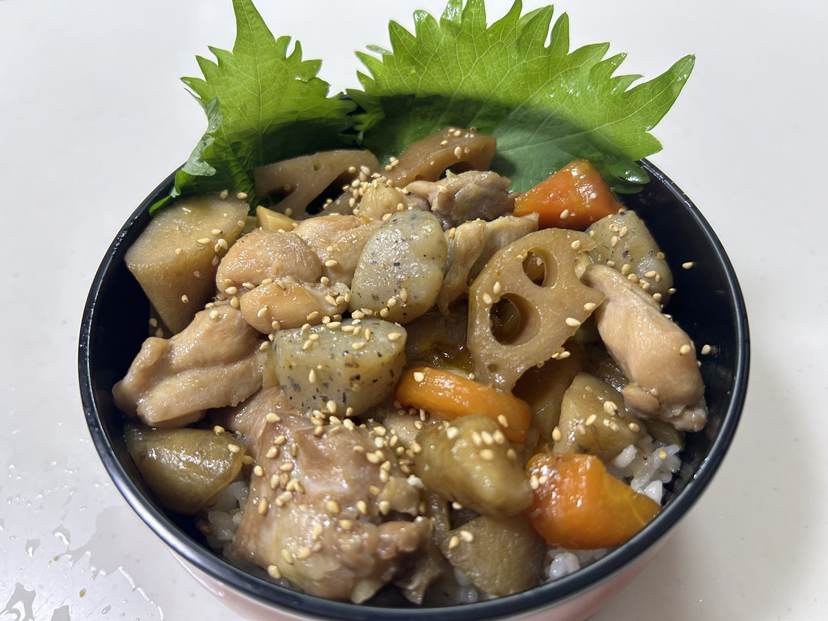 micha_micha7's tweet image. こみちゃ🐣💕
子供達とフォロワーの皆さん🐥💕
今夜は鶏の筑前煮丼です㊗️
生卵をアツアツ麦ご飯の上にかけてから
トッピングです♪
是非一緒に楽しく乾杯頂けると嬉しいです🐥
頂きまーす♪