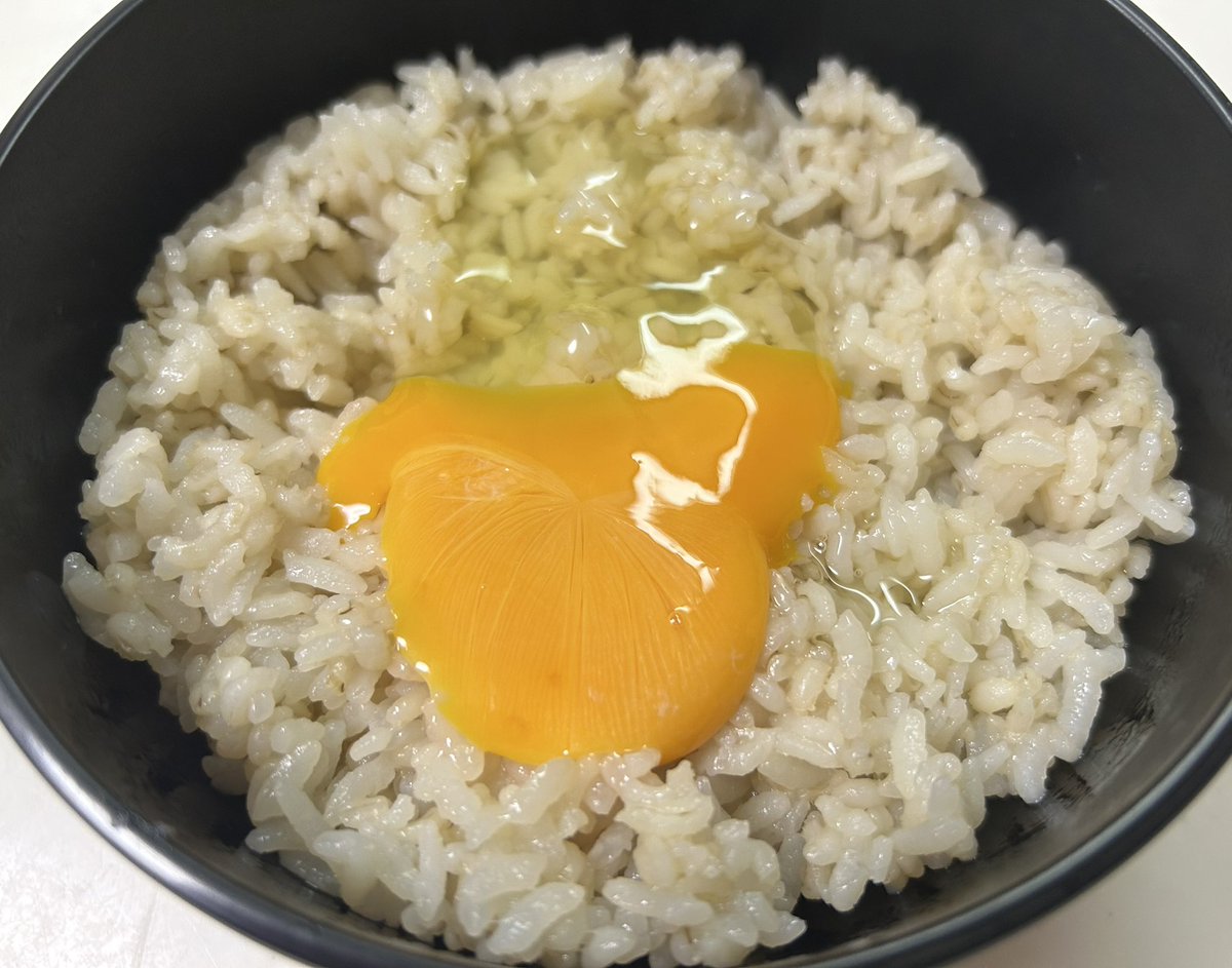 micha_micha7's tweet image. こみちゃ🐣💕
子供達とフォロワーの皆さん🐥💕
今夜は鶏の筑前煮丼です㊗️
生卵をアツアツ麦ご飯の上にかけてから
トッピングです♪
是非一緒に楽しく乾杯頂けると嬉しいです🐥
頂きまーす♪