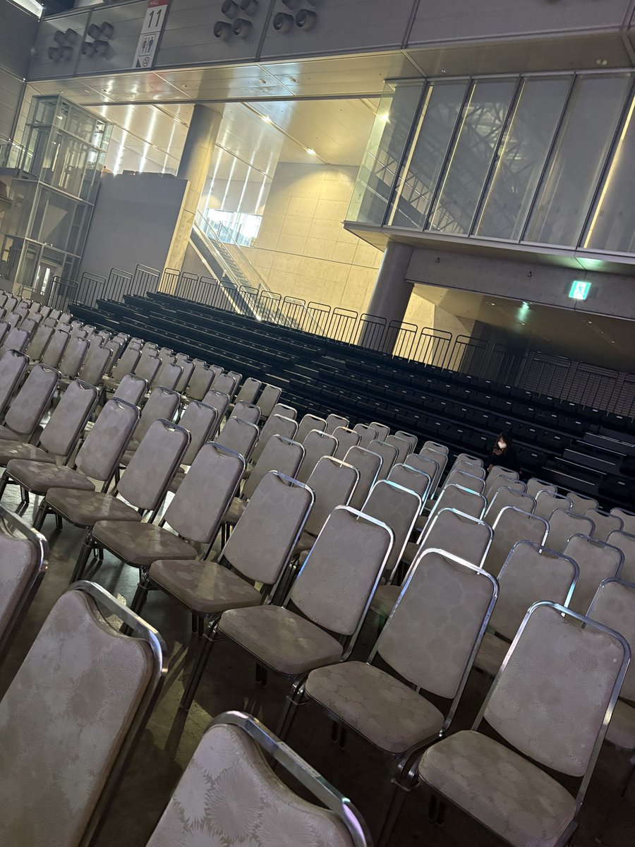 n_a_mi7xx's tweet image. 会場の椅子こんな感じでした🪑˖ ࣪⊹
会場内結構寒かったので羽織れるものあるといいです！お客さん入ったらまた気温も変わると思うけど念の為🌷