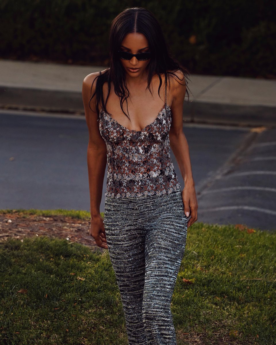 Fall Winter 2025 opens with striped transparencies and lurex glow. Discover more: missoni.co/WomanFallWinte… #MissoniFW25 #Missoni