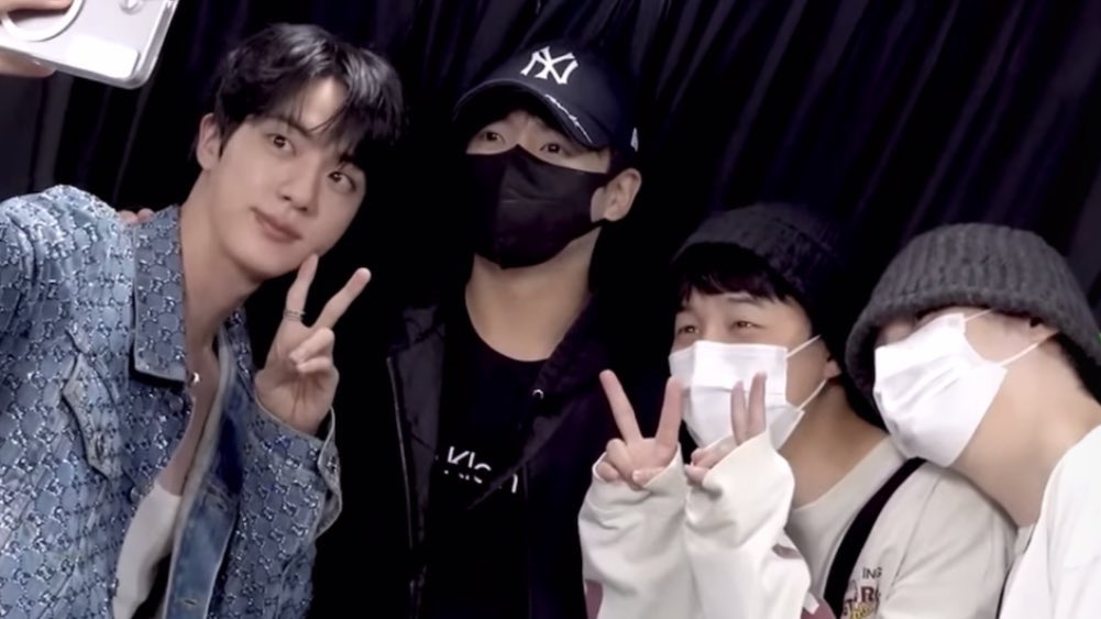 eles no camarim no show do jin 😭♥️