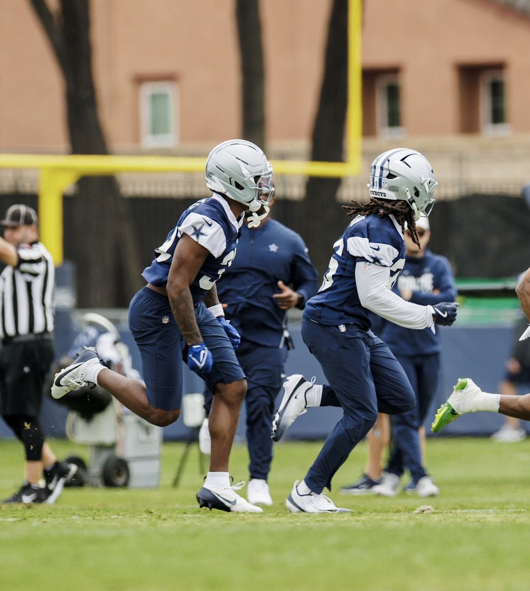 EKUFootball's tweet image. Finding his stride!
Eternal Colonel, @__mikesmith04 (left) is hitting the ground running at @dallascowboys training camp!
๐ธ @dallascowboys
#E2W | #MatterOfPride