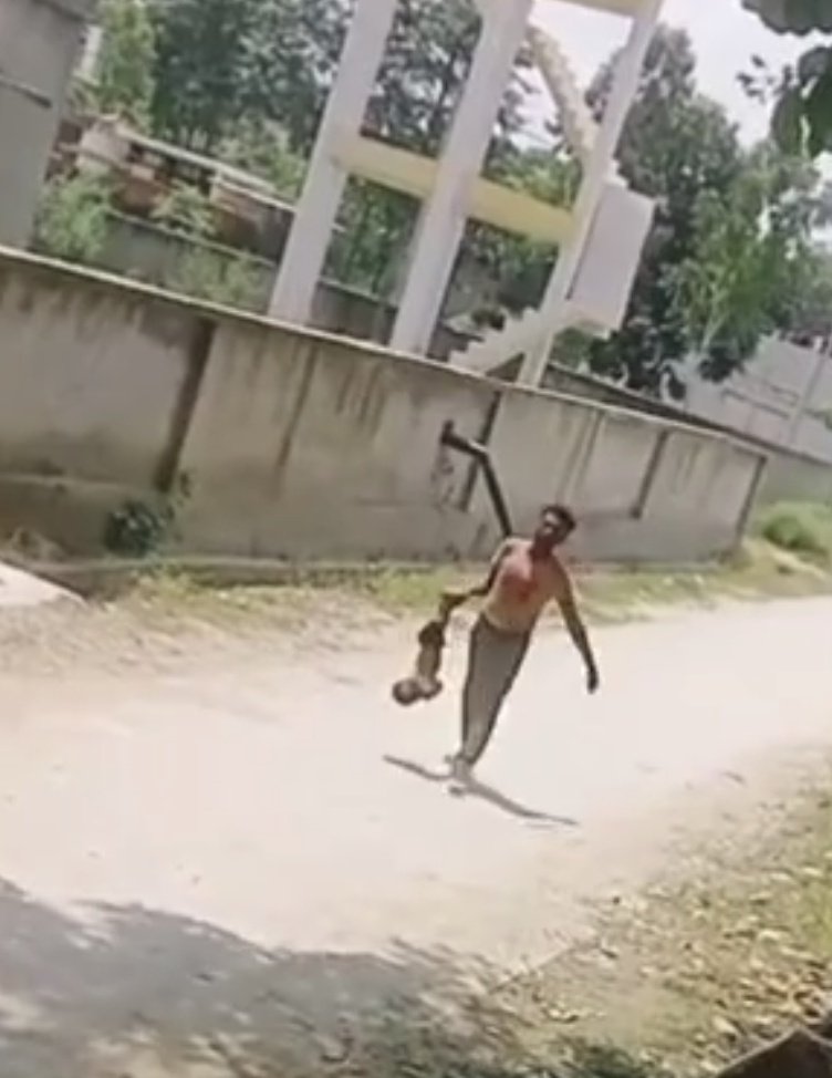 उफ़्फ़ !! सगे बाप  ने 8 महीने के बच्चे को उल्टा लटका कर पूरे गांव में घुमाया।

रामपुर में  संजू कुमार पत्नी से 2 लाख रुपये और कार की मांग  कर रहा था। 

दहेज को लेकर संजू अपनी पत्नी को लगातार प्रताड़ित करता था और जब पत्नी ने मना कर दिया तो संजू ने अपने 8 महीने के बच्चे को टांगों