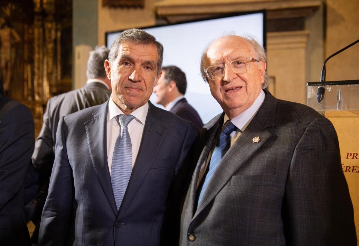 Consejo Andaluz GS (@cacogs) on Twitter photo El presidente del Consejo Andaluz <a href="/jblasfernandez/">José Blas Fernández</a> felicita a Lorenzo del Río por su reelección como presidente del TSJA
Más información: buff.ly/eSyXikz El presidente del Consejo Andaluz <a href="/jblasfernandez/">José Blas Fernández</a> felicita a Lorenzo del Río por su reelección como presidente del TSJA
Más información: buff.ly/eSyXikz