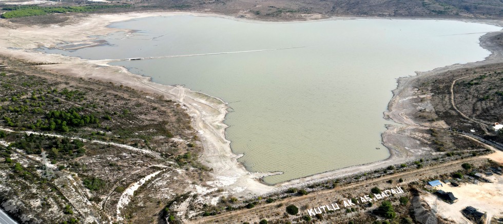 Mustafa Denizli'nin kızı Lal Denizli tarafından yönetilen İzmir Çeşme'nin 10 günlük suyu kaldı

Gözde turizm merkezlerinden Çeşme'nin 10 günlük suyu kalırken, cuma gününden itibaren her gece 23.00-06.00 arası sular kesilecek.7 Ağustos'tan itibaren kesintiler gündüze de yayılacak