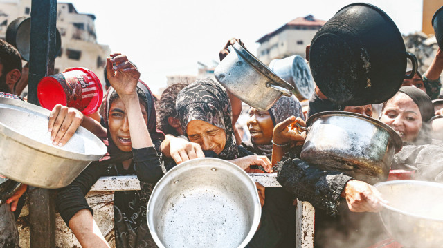 Soykırımcı İsrail'in aylardır tam abluka ve saldırı altında tuttuğu Gazze'de son 24 saatte biri çocuk 10 kişi daha açlıktan hayatını kaybetti. 7 Ekim 2023'ten bu yana açlık nedeniyle can kaybı, 81'i çocuk olmak üzere 111'e çıktı.